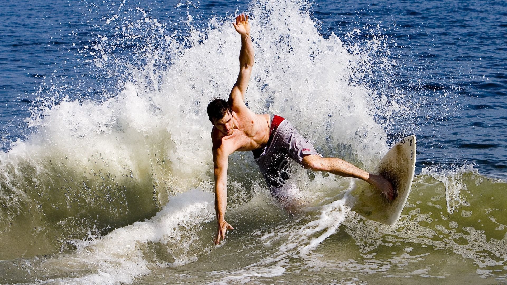 亚博中国官网-网球赛场焦点！德国队对阵英格兰队，体能极限考验，赛场硬仗一触即发